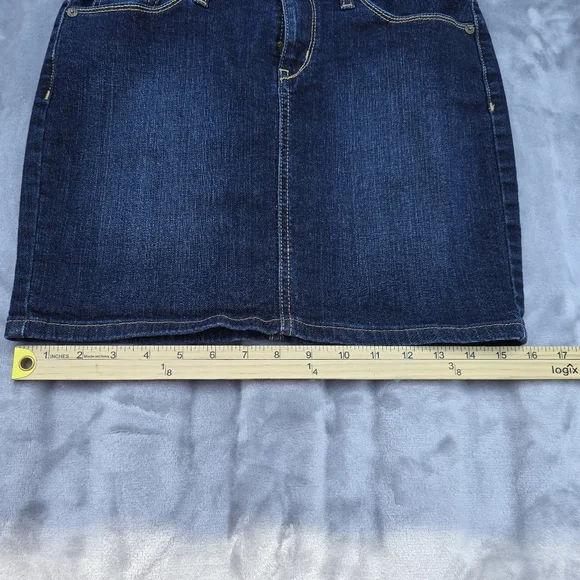 Denizen By Levis Womens Denim Skirt Size 4 Dark Wash With Pockets - Picture 3 of 8